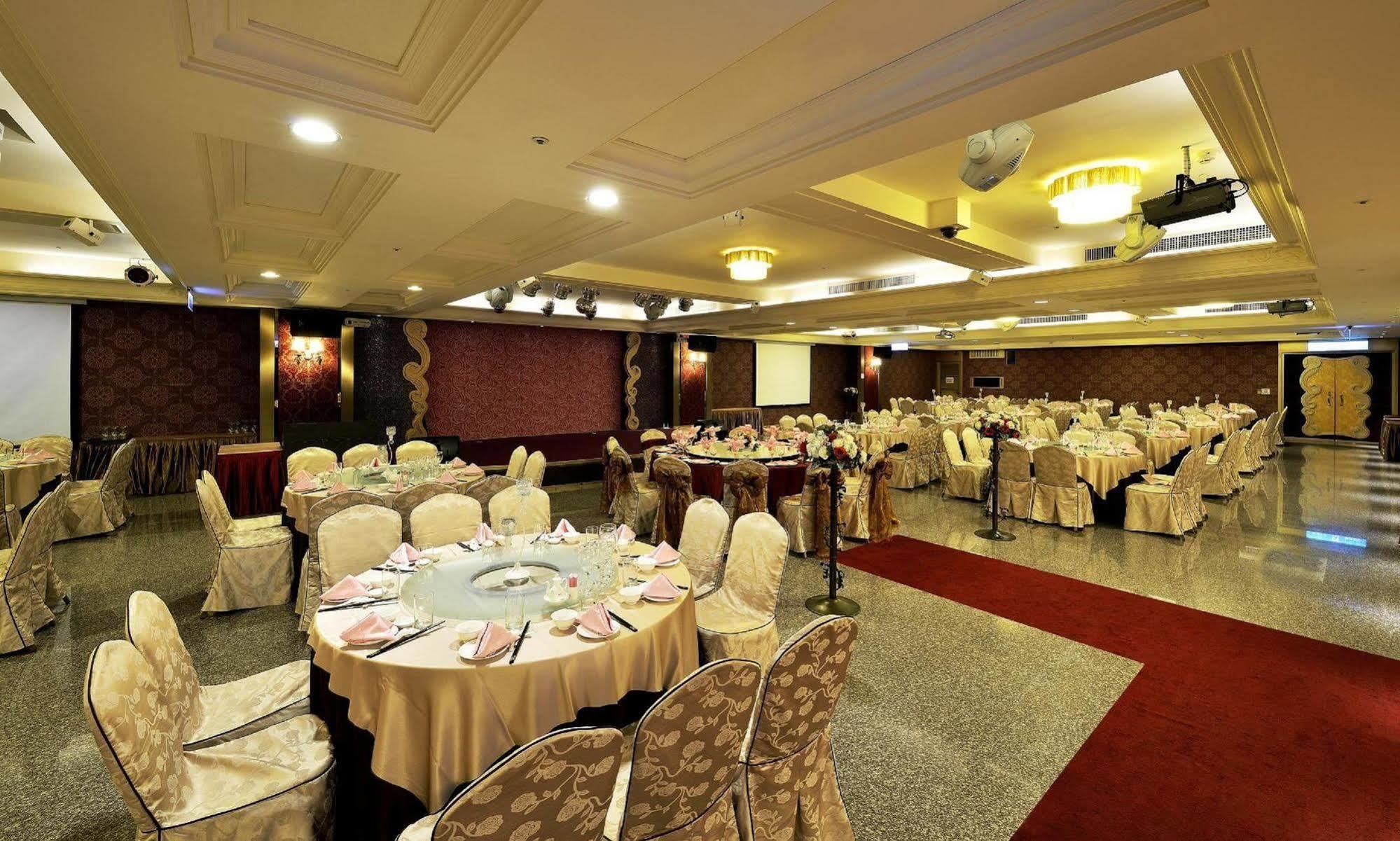 Shinkansen Grand Hotel Taichung Exterior foto